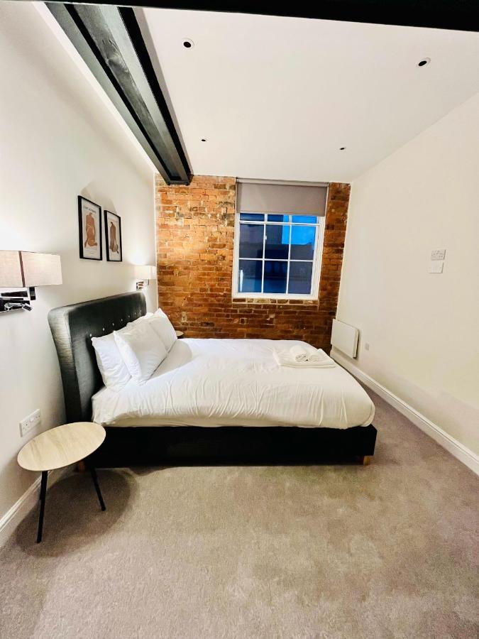 Stunning 2 Bedroom In The Centre Apartment *